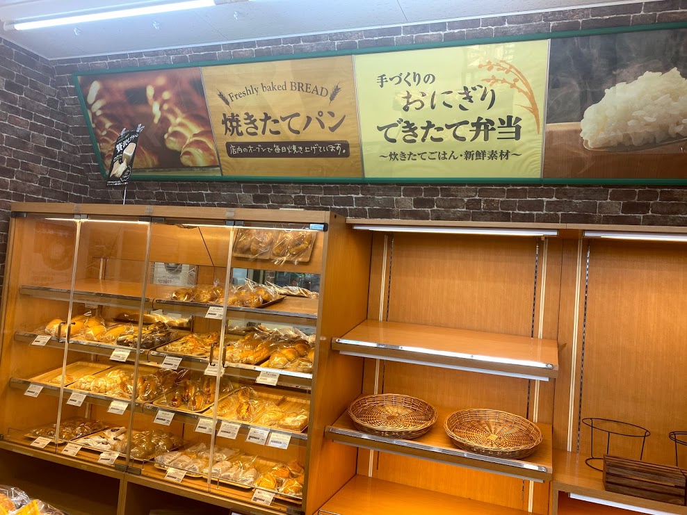 デイリーヤマザキ平野本町店焼きたてパンのコーナー