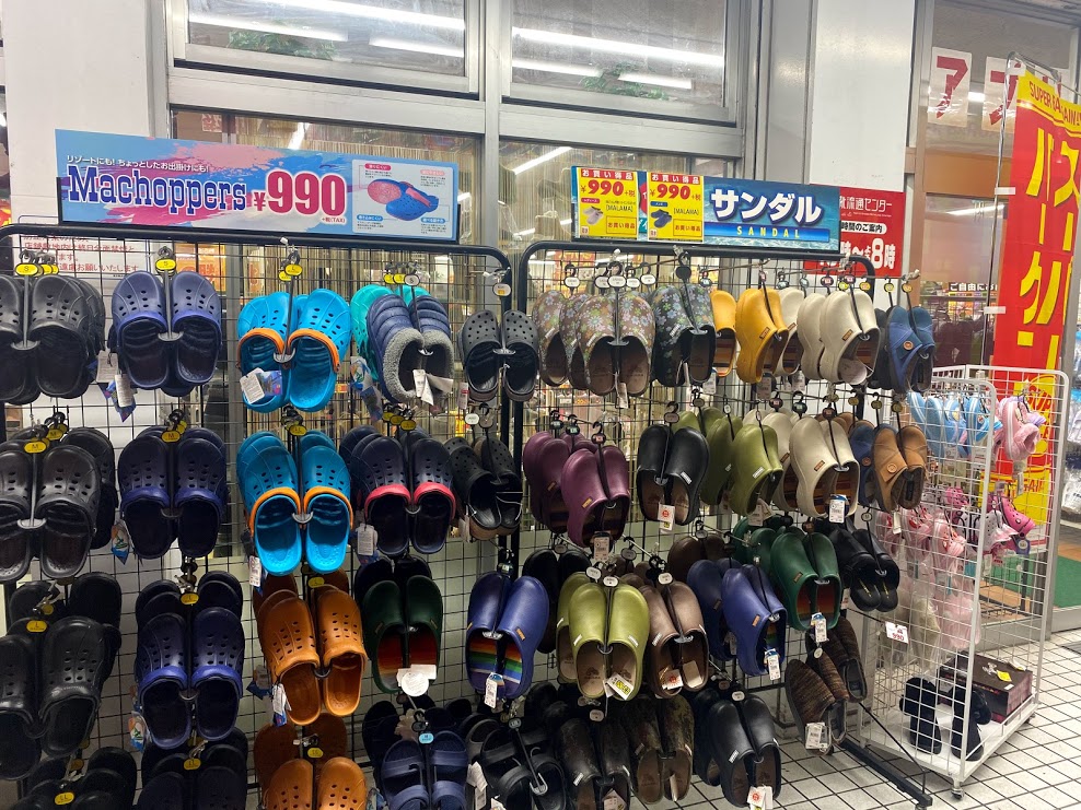 東京靴流通センター喜連店入口商品陳列①