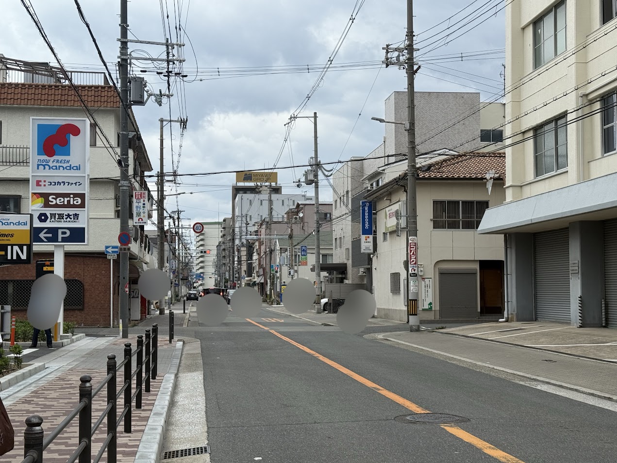 万代平野西脇店前道路